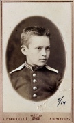 Vladislovas Tiškevičius – Rusijos imperijos uždaros vidurinės karo mokyklos Sankt Peterburge kadetas. Fotografas S. Ptašinskis. 1880 m. Iš Kretingos muziejaus ikonografijos rinkinio (KM-IF6947)